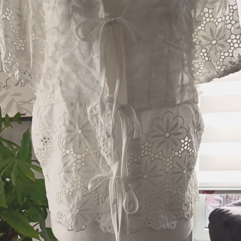 Chic White Floral Lace Blouse - Picture 5 of 13
